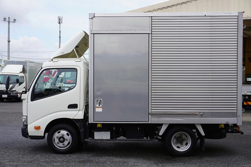 トヨエース　１０尺　アルミバン　積載２０００ｋｇ　トヨタ車体製　サイドドア　ラッシング１段　導風板　バックカメラ　ＥＴＣ　９０度ストッパー　衝突軽減ブレーキ　車線逸脱警報　ワンオーナー！ＡＴ車！車検「Ｒ６年２月まで！」1