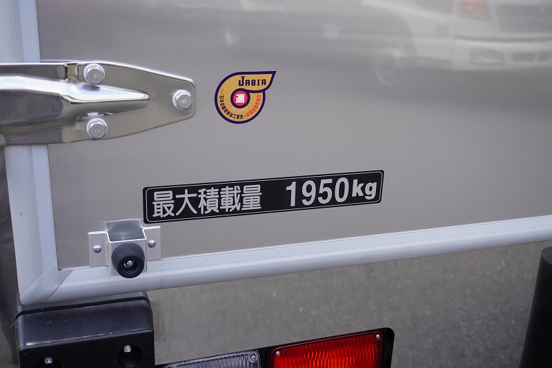 （未使用）　レンジャー　４トン　「ワイド　ベッド付き」　冷蔵ウイング　積載１９５０ｋｇ　リアエアサス　６．２ｍ長　荷台シマ板張り　ラッシング２段　落とし込みフック５対　バックカメラ　ＥＴＣ２．０　ＬＥＤヘッドライト　門廻り＆アオリ内側下部ステンレス　菱重製　２４０馬力　６速ＭＴ！車検「Ｒ６年１１月まで！」34