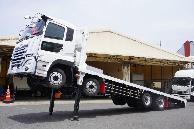 （未使用）　クオン　大型　４軸　「ハイルーフ」　重機運搬車　積載１３４００ｋｇ　フジタボディー製　ハイジャッキ　ウインチ　８．７ｍ長　アユミ板入れ＆アユミ板付き　鳥居シマ板＆工具入れ　ステンレスサイドバンパー　アルミホイール　バックカメラ　ＥＴＣ２．０　メッキパーツ多数！ＡＴ車！車検「Ｒ５年１１月まで！」14