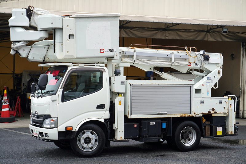 デュトロ　高所作業車　アイチ製（ＳＮ１５Ｂ）　最大地上高１４．６ｍ　積載１５０ｋｇ　ＦＲＰバケット　ウインチ付き　バッテリー電源　ジョイスティックタイプ　ブーム自動格納　工具入れ　電動パーキングブレーキ　トータルアワーメーター：２５２１ｈ　電工仕様！６速ＭＴ！ AKフロント画像