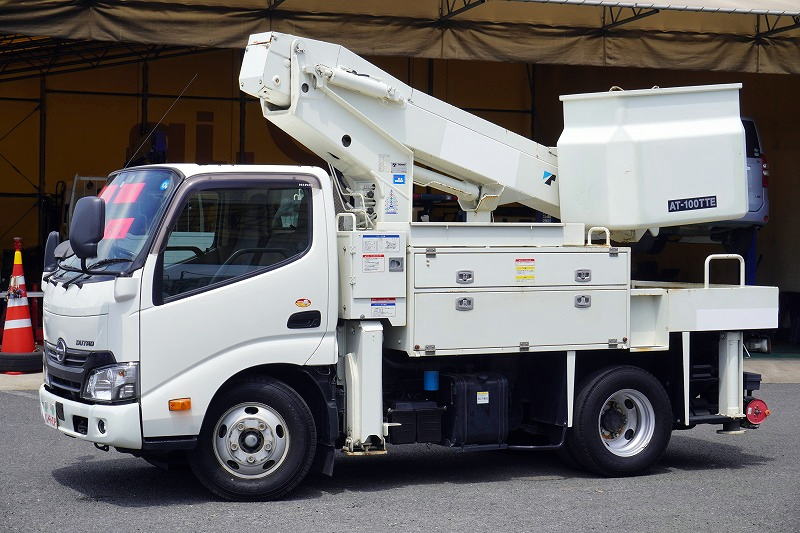 デュトロ　高所作業車　タダノ製（ＡＴ－１００ＴＴＥ）　最大地上高９．９ｍ　ＦＲＰバケット　バケット積載荷重２００ｋｇ　積載４５０ｋｇ　工具入れ　バックカメラ　社外ナビ　フォグランプ　電動パーキングブレーキ　アワーメーター：３００ｈ　通信工事仕様！ＡＴ車！フロント画像