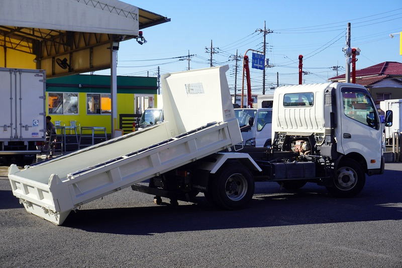 デュトロ　「ワイド」　強化　ローダーダンプ　新明和製　三方開　積載３６５０ｋｇ　手動コボレーン　スライド用ラジコン　左電格ミラー　ＥＴＣ　６速ＭＴ！フロント画像