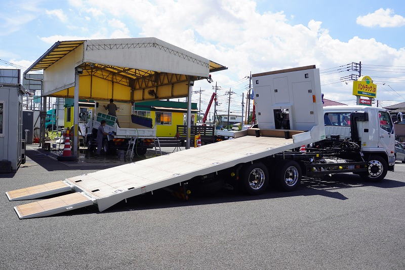 （未使用）　ファイター　大型　３軸　２デフ　リーフサス　セーフティーローダー　花見台製　積載１０３００ｋｇ　６．２ｍ長　ウインチ　リア自動アユミ板　ラジコン　床フック　スタンション穴　鳥居工具入れ　アルミホイール　バックカメラ　ＥＴＣ２．０　メッキパーツ　６速ＭＴ！総重量２０トン未満！車検「Ｒ６年６月まで！」フロント画像