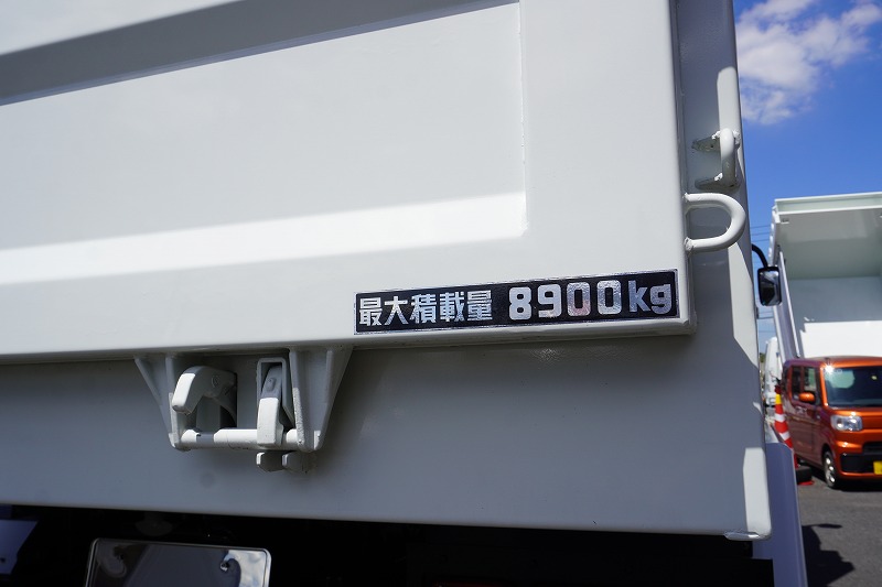 （未使用）　スーパーグレート　大型　「ハイルーフ」　３軸　２デフ　土砂ダンプ　５．１ｍ長　積載８９００ｋｇ　新明和製　角底　電動コボレーン　鳥居シートデッキ＆ラダー　ＥＴＣ２．０　燃料タンク３００Ｌ　ミラーヒーター　７速ＭＴ！総重量２０トン未満！　車検「Ｒ６年４月まで！」16