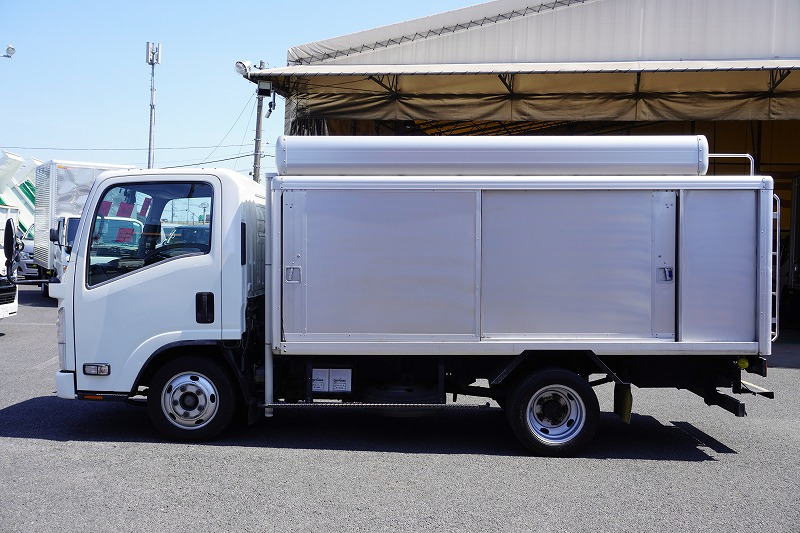 エルフ　「標準幅　ロング」　ボトルカー　積載２０００ｋｇ　須河車体製　箱上キャリア付き　ラダー　床下台車入れ　バックカメラ　左電格ミラー　フォグランプ　ＡＴ車！準中型（５トン限定）免許対応！1