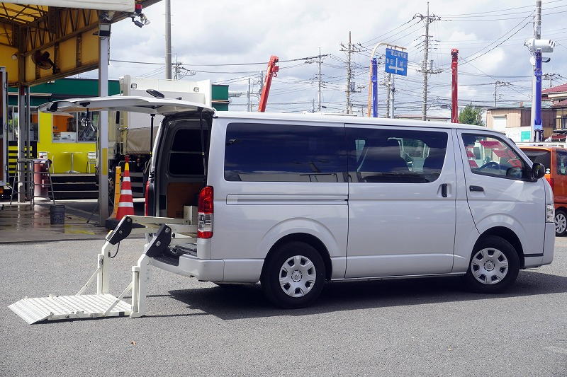 ハイエース　ロング　ＤＸ　ＧＬパッケージ　５ドア　ディーゼル車　３～６人乗り　トヨタ車体製パワーゲート付き　バックカメラ　ＥＴＣ　社外ナビ　フルセグＴＶ　ＬＥＤヘッドライト　電格ミラー　キーレス　衝突軽減ブレーキ　車線逸脱警報　ワンオーナー！ＡＴ車！フロント画像