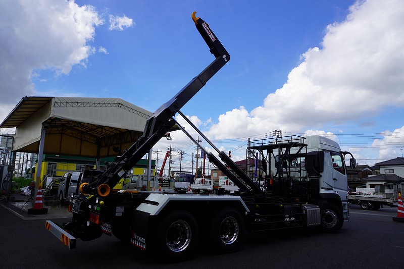 （未使用）　スーパーグレート　大型　「ハイルーフ」　三軸　フックロール　極東製　積載１０４００ｋｇ　ツインシリンダー　キャブバックステップ　網工具入れ　メッキパーツ　アルミホイール　ＬＥＤヘッドライト　バックカメラ　可動式リアバンパー　ミラーヒーター　ＥＴＣ　キーレス　７速ＭＴ！車検「Ｒ６年２月まで！」23