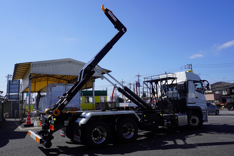 （未使用）　スーパーグレート　大型　「ハイルーフ」　三軸　フックロール　極東製　積載１０４００ｋｇ　ツインシリンダー　キャブバックステップ　網工具入れ　メッキパーツ　アルミホイール　ＬＥＤヘッドライト　バックカメラ　可動式リアバンパー　ミラーヒーター　ＥＴＣ　キーレス　７速ＭＴ！車検「Ｒ６年５月まで！」23