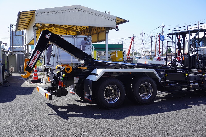 （未使用）　スーパーグレート　大型　「ハイルーフ」　三軸　フックロール　極東製　積載１０４００ｋｇ　ツインシリンダー　キャブバックステップ　網工具入れ　メッキパーツ　アルミホイール　ＬＥＤヘッドライト　バックカメラ　可動式リアバンパー　ミラーヒーター　ＥＴＣ　キーレス　７速ＭＴ！車検「Ｒ６年５月まで！」25