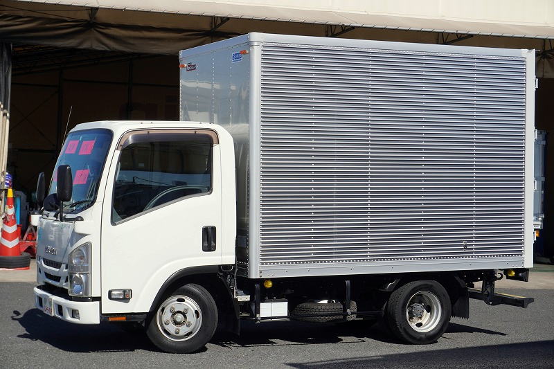 エルフ　１０尺　アルミバン　積載２０００ｋｇ　ラッシング２段　バックカメラ　ＥＴＣ　左電格ミラー　フォグランプ　９０度ストッパー　全低床　日本フルハーフ製　ＡＴ車！車検「Ｒ６年９月まで！」