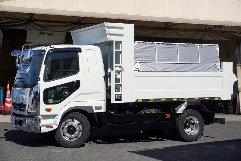 （未使用）　ファイター　増トン　「ベッド付き」　土砂ダンプ　新明和製　一方開　積載７０００ｋｇ　電動コボレーン　鳥居シートデッキ＆ラダー　造りボディー　角底　砂切り　アルミホイール　坂道発進補助　ＨＩＤヘッドライト　ミラーヒーター　衝突軽減ブレーキ　車線逸脱警報　メッキパーツ多数！６速ＭＴ！フロント画像