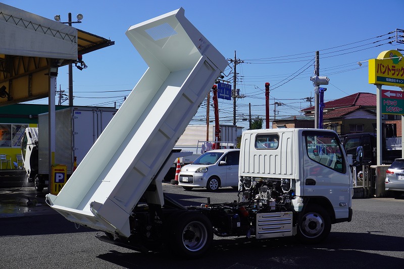 （未使用）　キャンター　「標準幅」　強化　ローダーダンプ　新明和製　三方開　積載３０００ｋｇ　ダンプピン　スライド用ラジコン　坂道発進補助　左電格ミラー　スマートキー　ＬＥＤヘッドライト＆フォグランプ　衝突軽減ブレーキ　車線逸脱警報　５速ＭＴ！　車検「Ｒ７年５月まで！」24