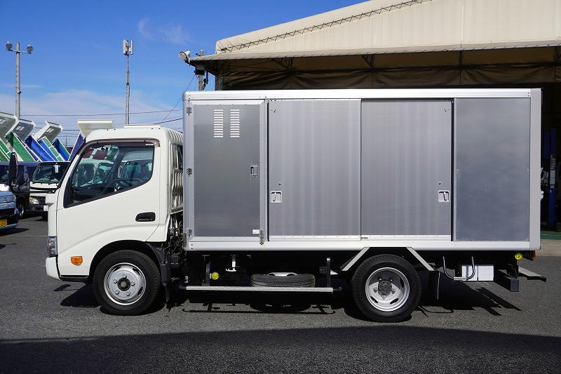 デュトロ　「標準幅　ロング」　ボトルカー　積載３０００ｋｇ　須河車体製　床下台車入れ　バックカメラ　ＥＴＣ　クリアランスソナー　ＬＥＤヘッドライト　左電格ミラー　衝突軽減ブレーキ　車線逸脱警報　全低床　高年式！ＡＴ車！1