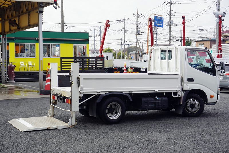 ダイナ　「標準幅　ショート」　平ボディー　大型垂直パワーゲート付き　積載２０００ｋｇ　三方開　荷台鉄板張り　純正ナビ　ワンセグＴＶ　ＥＴＣ　バックカメラ　フォグランプ　全低床　ＡＴ車！フロント画像