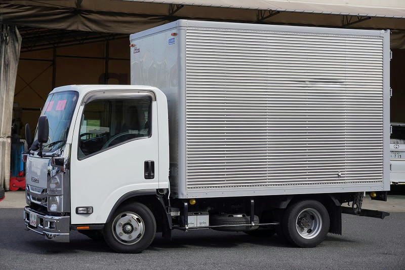 エルフ　１０尺　アルミバン　積載２０００ｋｇ　ラッシング２段　バックカメラ　ＥＴＣ２．０　９０度ストッパー　左電格ミラー　メッキパーツ　フォグランプ　日本フルハーフ製　全低床　ＡＴ車！