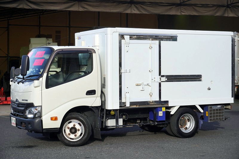 デュトロ　１０尺　冷蔵冷凍車　積載２０００ｋｇ　低箱　東プレ製　サイドドア　－３０度設定　スタンバイ装置　エアリブ　荷台スノコ付き　間仕切り扉　９０度ストッパー　ＥＴＣ　全高２．３８ｍ　ＡＴ車！準中型（５トン限定）免許対応！フロント画像