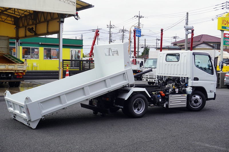 （未使用）　キャンター　「標準幅」　強化　ローダーダンプ　新明和製　三方開　積載３０００ｋｇ　ダンプピン　スライド用ラジコン　坂道発進補助　左電格ミラー　スマートキー　ＬＥＤヘッドライト＆フォグランプ　衝突軽減ブレーキ　車線逸脱警報　５速ＭＴ！　車検「Ｒ７年６月まで！」フロント画像