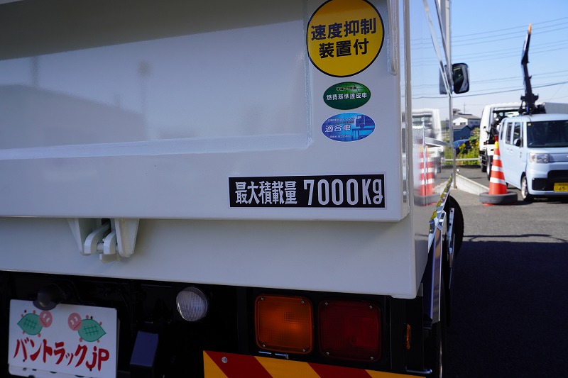 （未使用）　ファイター　増トン　「ベッド付き」　土砂ダンプ　新明和製　一方開　積載７０００ｋｇ　電動コボレーン　鳥居シートデッキ＆ラダー　造りボディー　角底　砂切り　テールゲート開閉スイッチ　アルミホイール　坂道発進補助　ＨＩＤヘッドライト　ミラーヒーター　衝突軽減ブレーキ　車線逸脱警報　メッキパーツ多数！６速ＭＴ！21