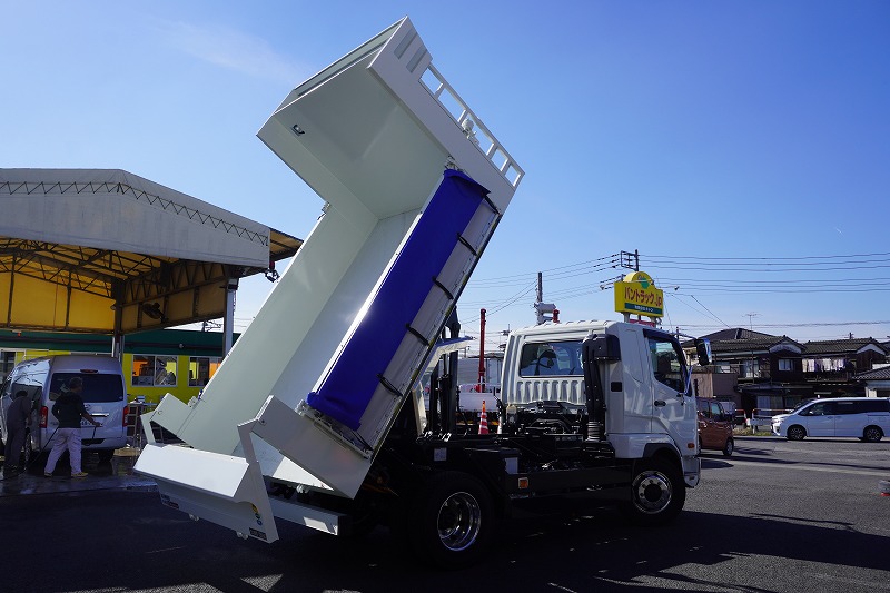 （未使用）　ファイター　増トン　「ベッド付き」　土砂ダンプ　新明和製　一方開　積載７０００ｋｇ　電動コボレーン　鳥居シートデッキ＆ラダー　造りボディー　角底　砂切り　テールゲート開閉スイッチ　アルミホイール　坂道発進補助　ＨＩＤヘッドライト　ミラーヒーター　衝突軽減ブレーキ　車線逸脱警報　メッキパーツ多数！６速ＭＴ！26