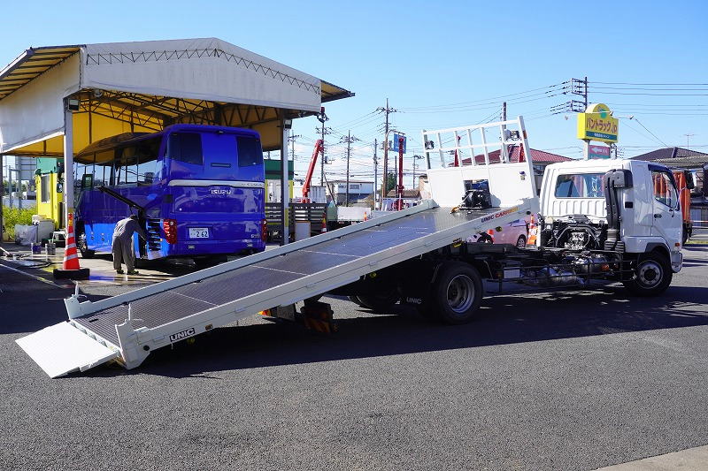 （未使用）　ファイター　増トン　「標準幅　ベッド付き」　セーフティーローダー　古河ユニック製　積載７０００ｋｇ　ウインチ　ラジコン　リア自動アユミ板　床フック　ミラーヒーター　坂道発進補助　スタンション穴　ＨＩＤヘッドライト　メッキパーツ多数！６速ＭＴ！車検「Ｒ６年１０月まで！」