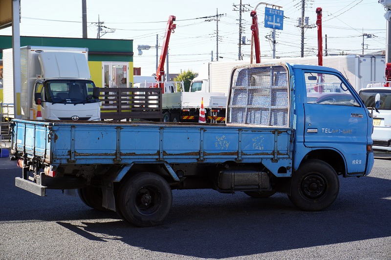 昭和５２年式　いすゞ　エルフ　「標準幅　ショート」　平ボディー　積載２０００ｋｇ　三方開　フォグランプ　エンジン型式Ｃ２４０　コラム５速ＭＴ！ビンテージ車！会社様等にオブジェとして飾られてみてはいかがでしょうか！6