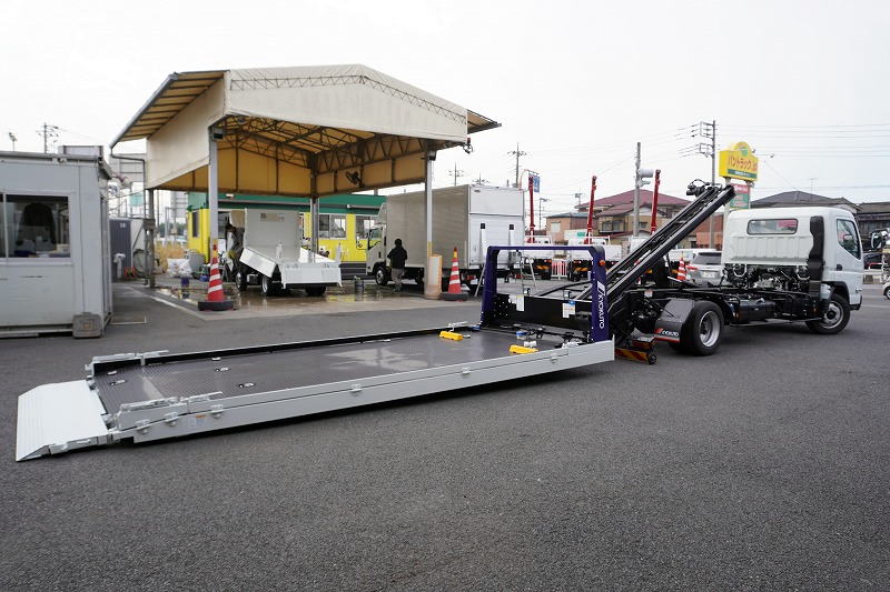 （未使用）　キャンター　「ワイド超ロング」　セーフティーローダー　一般用　極東製　フラトップＺＥＲＯ　積載３０００ｋｇ　三方開　ラジコン　ウインチ　床フック　両側電格ミラー　ミラーヒーター　ＬＥＤヘッドライト＆フォグランプ　衝突軽減ブレーキ　車線逸脱警報　５速ＭＴ！車検「Ｒ７年９月まで！」フロント画像