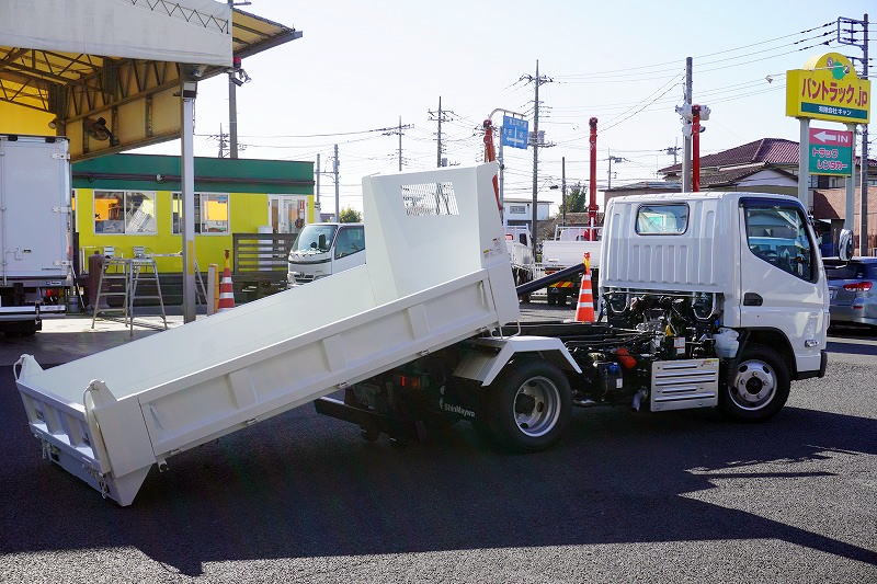 （未使用）　キャンター　「標準幅」　強化　ローダーダンプ　新明和製　三方開　積載３０００ｋｇ　ダンプピン　スライド用ラジコン　坂道発進補助　左電格ミラー　スマートキー　ＬＥＤヘッドライト＆フォグランプ　衝突軽減ブレーキ　車線逸脱警報　５速ＭＴ！　車検「Ｒ７年８月まで！」