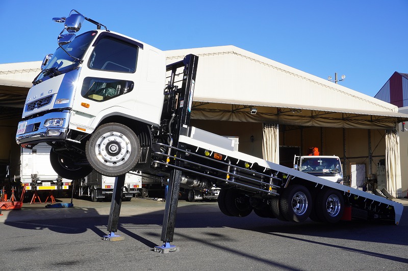 （未使用）　ファイター　大型　３軸　２デフ　リーフサス　「ベッド付」　積載１１３００ｋｇ　タダノ製　ハイジャッキ　重機運搬車　ウインチ　７．２ｍ長　床下アユミ板入れ＆アユミ板付き　スタンション穴　アルミホイール　ステンレスサイドバンパー　メッキパーツ　６速ＭＴ！　車検「Ｒ６年１１月まで！」14