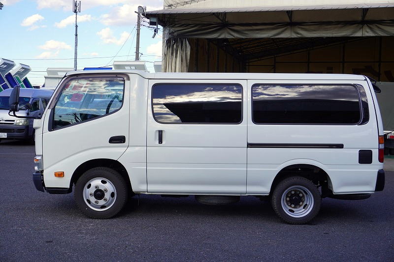 トヨタ　ダイナ　ルートバン　５ドア　「ジャストロー」　ディーゼル車　積載２０００ｋｇ　３人乗り　リア跳ね上げドア　左電格ミラー　ＡＴ車！1