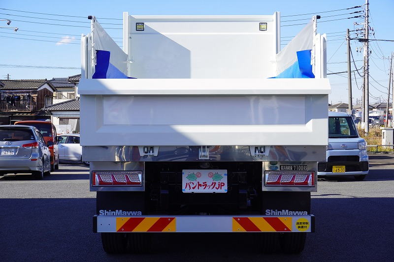 （未使用）　ファイター　増トン　「ベッド付き」　土砂ダンプ　新明和製　一方開　積載７１００ｋｇ　電動コボレーン　鳥居シートデッキ＆ラダー　造りボディー　砂切り　坂道発進補助　キーレス　ＨＩＤヘッドライト　衝突軽減ブレーキ　車線逸脱警報　メッキパーツ多数！６速ＭＴ！2