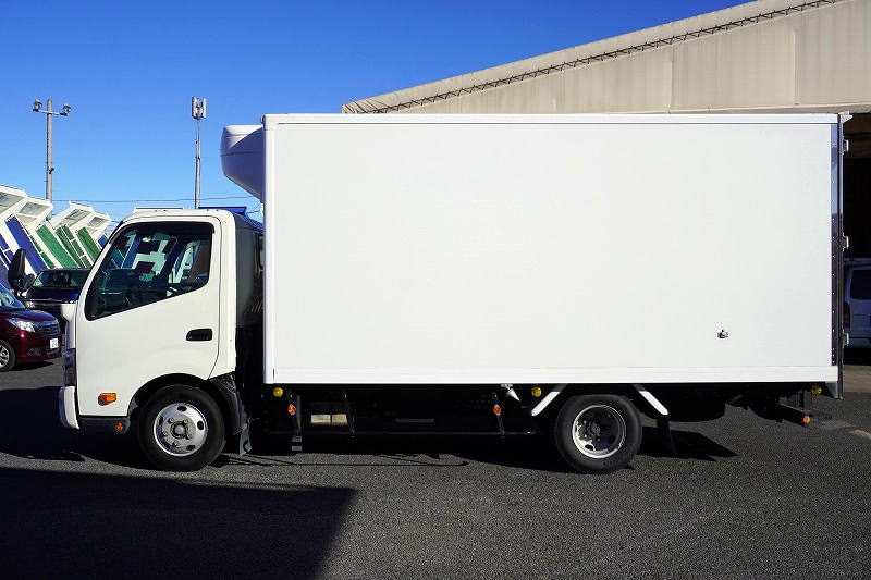 デュトロ　「ワイドロング」　冷蔵冷凍車　積載１４００ｋｇ　東プレ製　－５度設定　キーストン　ラッシング１段　ＬＥＤヘッドライト　バックカメラ　ＥＴＣ　社外ナビ　クリアランスソナー　左電格ミラー　フォグランプ　ＡＴ車！準中型（５トン限定）免許対応！希少車！！ AK1
