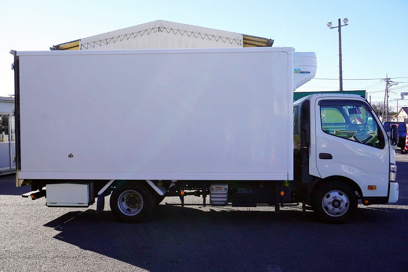デュトロ　「ワイドロング」　冷蔵冷凍車　積載１４００ｋｇ　東プレ製　－５度設定　キーストン　ラッシング１段　ＬＥＤヘッドライト　バックカメラ　ＥＴＣ　社外ナビ　クリアランスソナー　左電格ミラー　フォグランプ　ＡＴ車！準中型（５トン限定）免許対応！希少車！！ AK3