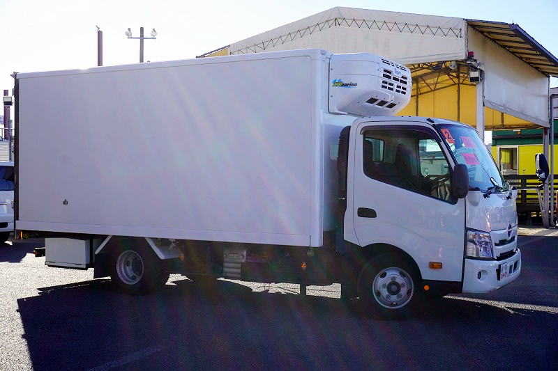 デュトロ　「ワイドロング」　冷蔵冷凍車　積載１４００ｋｇ　東プレ製　－５度設定　キーストン　ラッシング１段　ＬＥＤヘッドライト　バックカメラ　ＥＴＣ　社外ナビ　クリアランスソナー　左電格ミラー　フォグランプ　ＡＴ車！準中型（５トン限定）免許対応！希少車！！ AK4