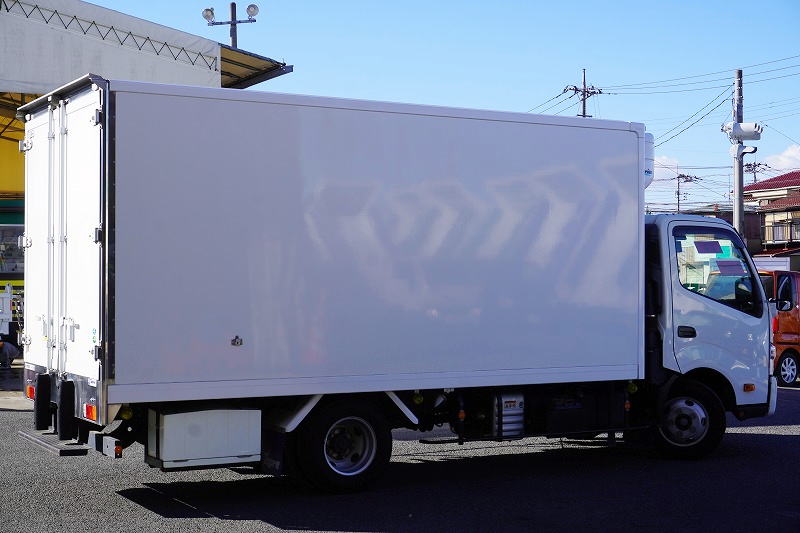 デュトロ　「ワイドロング」　冷蔵冷凍車　積載１４００ｋｇ　東プレ製　－５度設定　キーストン　ラッシング１段　ＬＥＤヘッドライト　バックカメラ　ＥＴＣ　社外ナビ　クリアランスソナー　左電格ミラー　フォグランプ　ＡＴ車！準中型（５トン限定）免許対応！希少車！！ AK6
