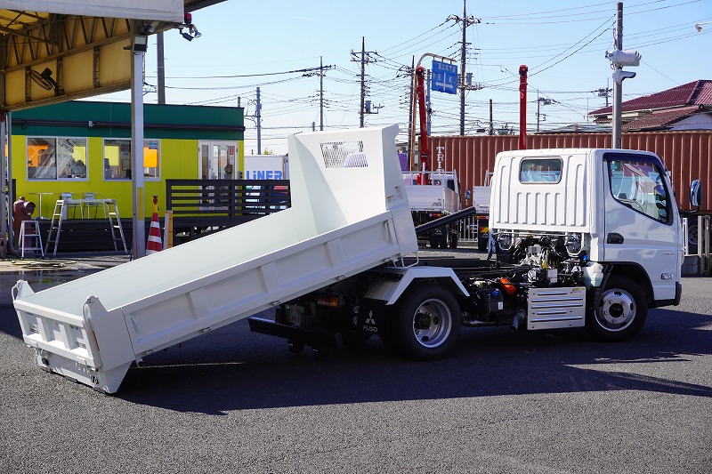 （未使用）　キャンター　「標準幅」　強化　ローダーダンプ　新明和製　三方開　積載３０００ｋｇ　ダンプピン　スライド用ラジコン　坂道発進補助　左電格ミラー　スマートキー　ＬＥＤヘッドライト＆フォグランプ　衝突軽減ブレーキ　車線逸脱警報　５速ＭＴ！　車検「Ｒ７年９月まで！」