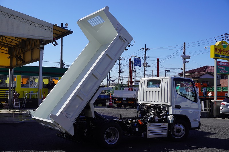 （未使用）　キャンター　「標準幅」　強化　ローダーダンプ　新明和製　三方開　積載３０００ｋｇ　ダンプピン　スライド用ラジコン　坂道発進補助　左電格ミラー　スマートキー　ＬＥＤヘッドライト＆フォグランプ　衝突軽減ブレーキ　車線逸脱警報　５速ＭＴ！　車検「Ｒ７年９月まで！」24