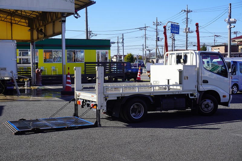 デュトロ　１０尺　バイク運搬車　積載２０００ｋｇ　一方開　極東製　大型垂直パワーゲート　ラジコン　荷台シマ板張り　鳥居部貫通式工具入れ　床フック４対　作業灯　バックカメラ　坂道発進補助　左電格ミラー　社外ナビ　ＥＴＣ　フォグランプ　ＨＩＤヘッドライト　キーレス　５速ＭＴ！準中型（５トン限定）免許対応！希少車！！フロント画像