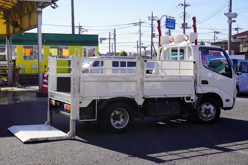 デュトロ　「標準幅　ショート」　平ボディー　垂直パワーゲート　積載３０００ｋｇ　三方開　アオリパイプ欄干　荷台シマ板張り　鳥居下部シマ板張り　左電格ミラー　坂道発進補助　バックカメラ　ＥＴＣ２．０　フォグランプ　高床　５速ＭＴ！ガスボンベ運搬仕様！フロント画像