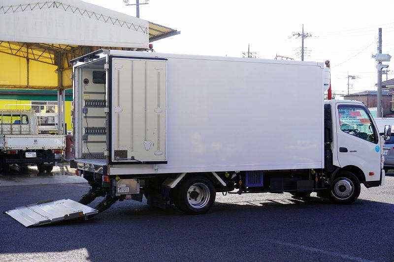 デュトロ　「ワイドロング」　冷蔵冷凍車　積載２０００ｋｇ　格納パワーゲート　サイドドア　－３０度設定　スタンバイ装置　荷台シマ板張り　ラッシング２段　バックカメラ　社外ナビ　ＥＴＣ　左電格ミラー　エアリブ　フォグランプ　東プレ製　ＡＴ車！フロント画像