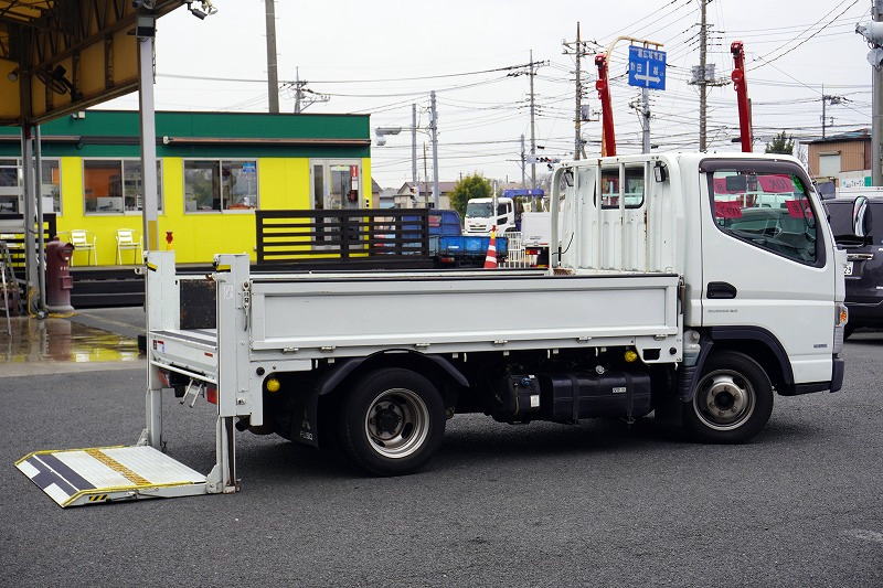 キャンター　「標準幅　ショート」　平ボディー　垂直パワーゲート　積載１５００ｋｇ　三方開　荷台鉄板張り　バックカメラ　社外ナビ　ＥＴＣ　左電格ミラー　フォグランプ　キーレス　全低床　ＡＴ車！フロント画像