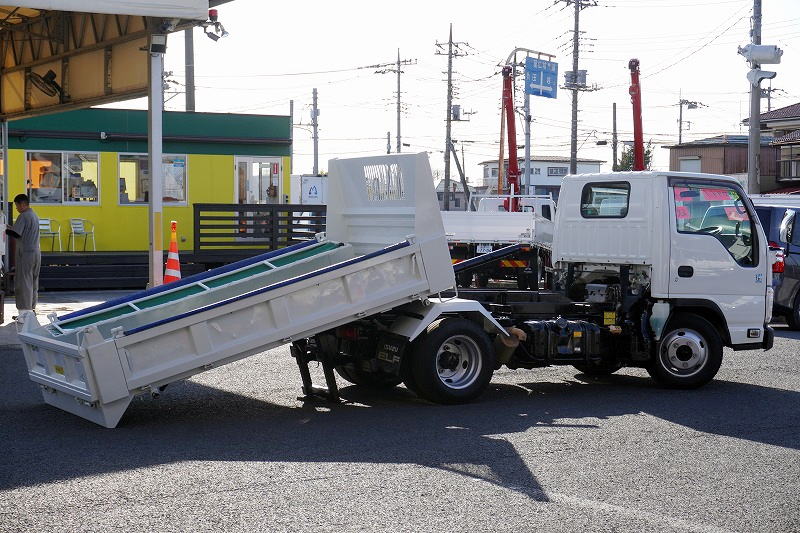 エルフ　「標準幅」　強化　ローダーダンプ　花見台製　三方開　積載３０００ｋｇ　手動コボレーン　鳥居アングル補強　左電格ミラー　坂道発進補助　フォグランプ　６速ＭＴ！フロント画像