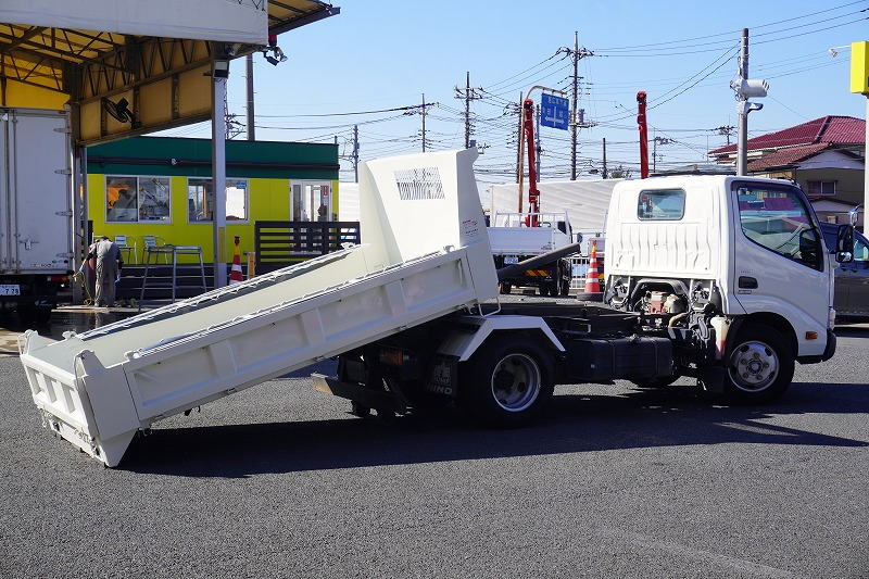 デュトロ　「標準幅」　強化　ローダーダンプ　新明和製　三方開　積載３０００ｋｇ　手動コボレーン　スライド用ラジコン　ダンプピン　ＥＴＣ　５速ＭＴ！フロント画像