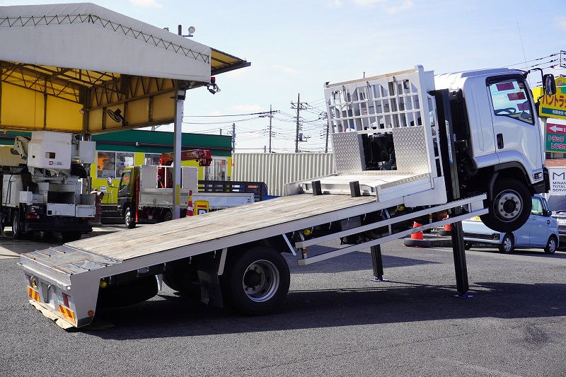 フォワード　増トン　「標準幅　ベッド付き」　重機運搬車　積載７１００ｋｇ　５．１ｍ長　タダノ製　ハイジャッキ　ウインチ　ラジコン　鳥居ラダー＆一部シマ板張り＆Ｊフック＆左右工具箱　アユミ板掛け＆アユミ板付き　スタンション穴　ＬＥＤヘッドライト　オートエアコン　ミラーヒーター　ＥＴＣ２．０　坂道発進補助　６速ＭＴ！高年式！低走行！！フロント画像