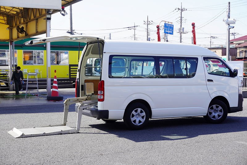 ハイエース　ロング　ＤＸ　４ドア　「ハイルーフ」　ガソリン車　３～６人乗り　ＮＬＫカーリフト製パワーゲート400kg　小窓　ＡＴ車！３型！フロント画像