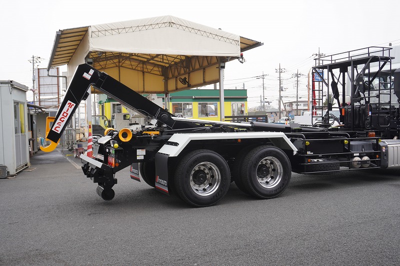 （未使用）　スーパーグレート　大型　「ハイルーフ」　三軸　フックロール　極東製　積載１０４００ｋｇ　ツインシリンダー　キャブバックステップ　網工具入れ　メッキパーツ　アルミホイール　ＬＥＤヘッドライト　バックカメラ　可動式リアバンパー　ミラーヒーター　ＥＴＣ２．０　キーレス　７速ＭＴ！車検「Ｒ７年３月まで！」24