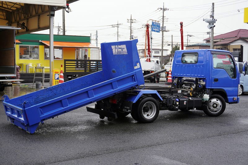 エルフ　「標準幅」　強化　ローダーダンプ　新明和製　三方開　積載２０００ｋｇ　ダンプピン　スライド用ラジコン　左電格ミラー　坂道発進補助　ＥＴＣ　フォグランプ　６速ＭＴ！フロント画像