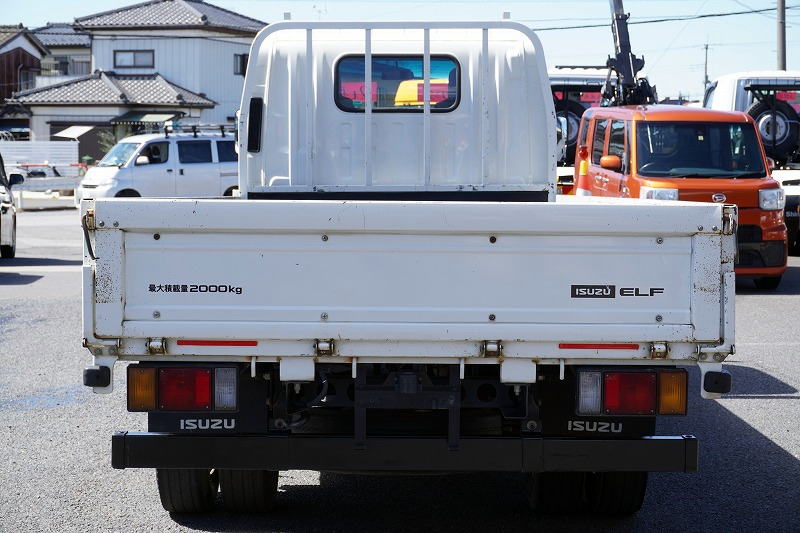 エルフ　「標準幅　ロング」　平ボディー　積載２０００ｋｇ　三方開　荷台鉄板張り　セイコーラック　左電格ミラー　坂道発進補助　社外ナビ　ＥＴＣ　フルフラットロー　５速ＭＴ！2