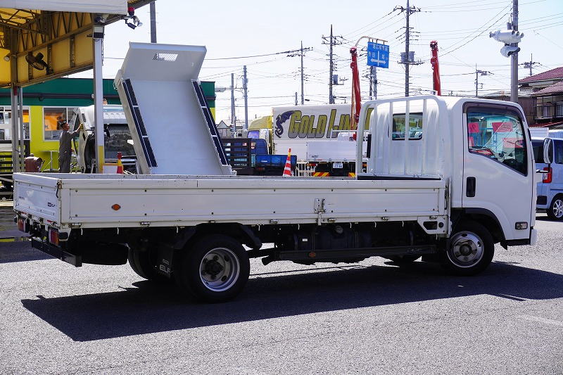 エルフ　「標準幅　ロング」　平ボディー　積載２０００ｋｇ　三方開　荷台鉄板張り　セイコーラック　左電格ミラー　坂道発進補助　社外ナビ　ＥＴＣ　フルフラットロー　５速ＭＴ！6