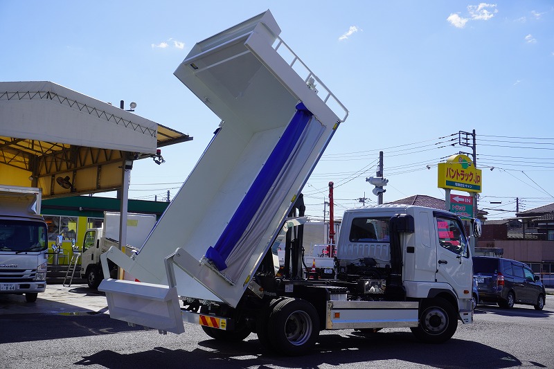 （未使用）　ファイター　増トン　「ベッド付き」　土砂ダンプ　新明和製　一方開　積載７１００ｋｇ　電動コボレーン　ダンプピン　鳥居シートデッキ＆ラダー　造りボディー　砂切り　坂道発進補助　キーレス　ＨＩＤヘッドライト　衝突軽減ブレーキ　車線逸脱警報　メッキパーツ多数！６速ＭＴ！22