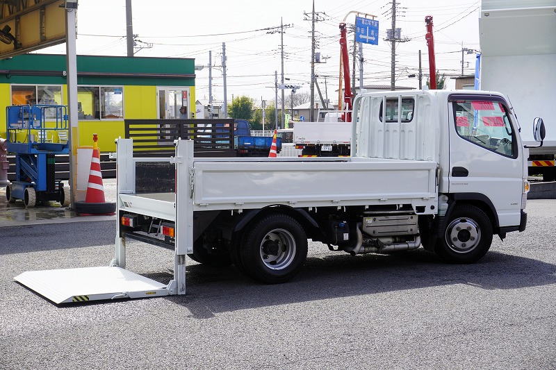 キャンター　「標準幅　ショート　４ＷＤ」　平ボディー　大型垂直パワーゲート　積載２０００ｋｇ　三方開　荷台鉄板張り　左電格ミラー　バックカメラ　ＥＴＣ　坂道発進補助　フォグランプ　キーレス　全低床　ＡＴ車！フロント画像